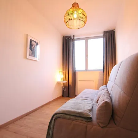 Center - Bright And Large Remparts