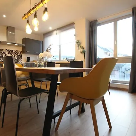 Center - Bright And Large Remparts