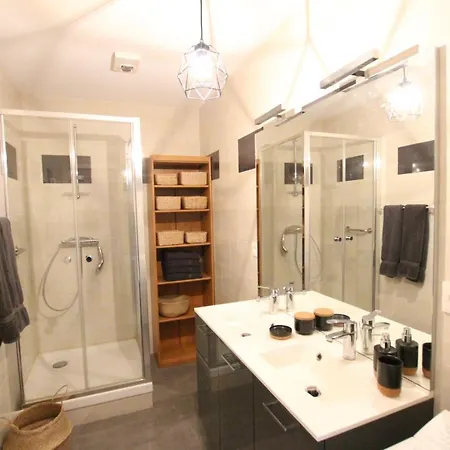 Center - Bright And Large Remparts *