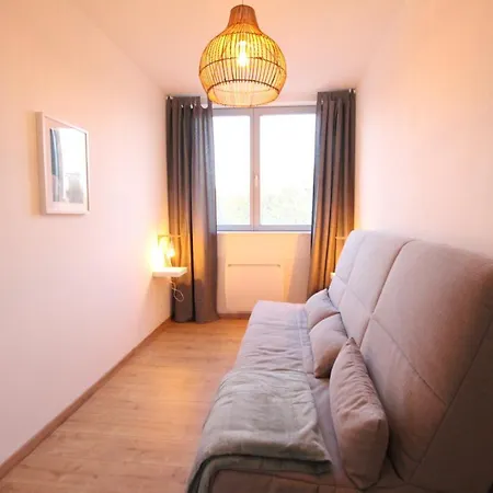 Center - Bright And Large Remparts