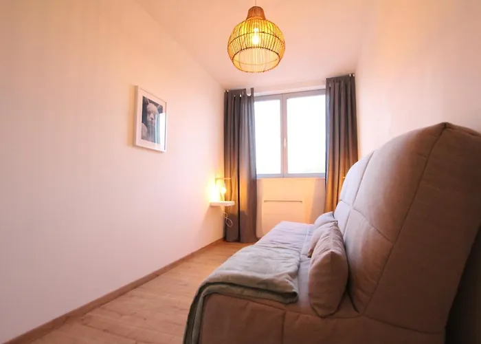 Center - Bright And Large Remparts