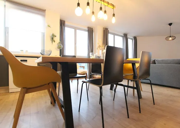 Center - Bright And Large Remparts *