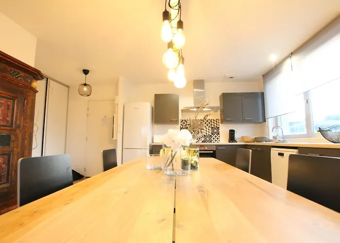 Center - Bright And Large Remparts